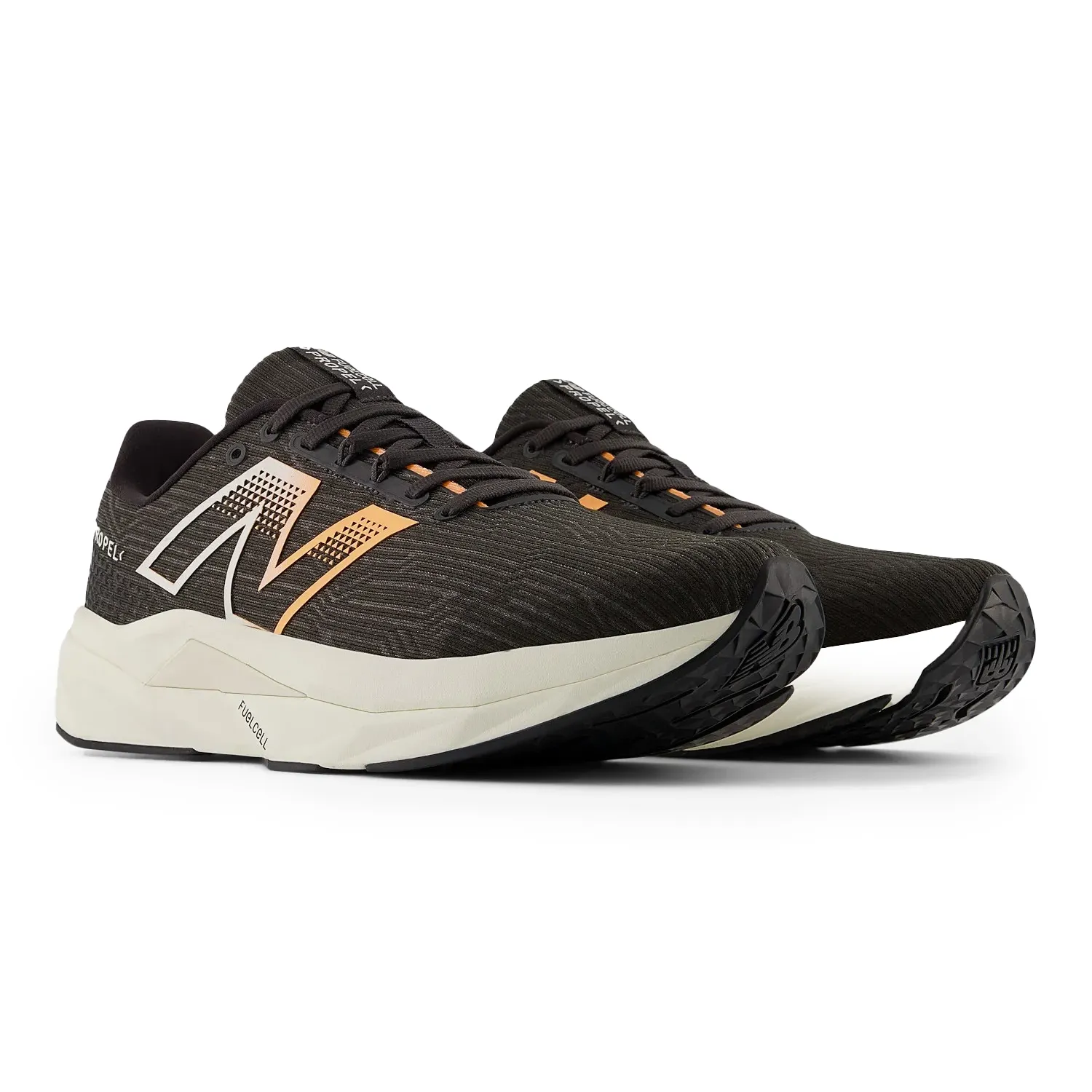 Par de tênis New Balance FuelCell Propel V5 em ângulo frontal mostrando entressola e cabedal